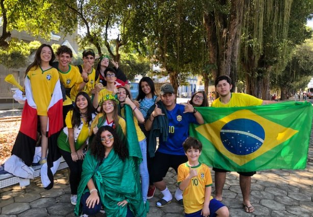 Grupo de amigos que assistiu à partida juntos, comemorou a vitória em plena Avenida