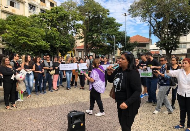 Um grande número de profissionais da Educação participou da manifestação nesta manhã de sábado