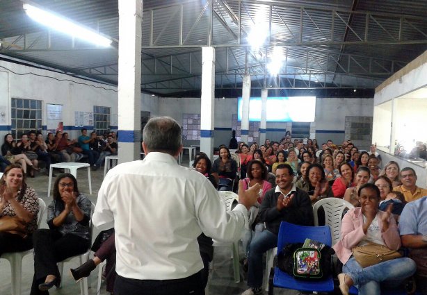 O professor Geraldo Majela Mazini (de costas na foto) retorna à Semana Acadêmica apresentando novo tema para reflexão