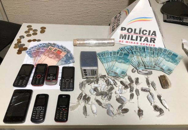 As drogas e os materiais associados ao tráfico foram encontrados nos dois imóveis