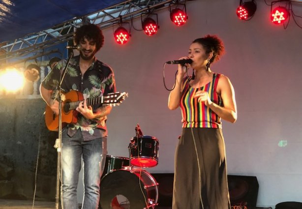 A tarde e começo  da noite, a boa música ficou por conta de Renato Barushi e Angélica Diniz