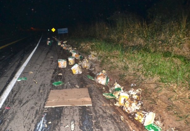 Alguns baldes de margarina foram colocados à margem da pista durante o trabalho de limpeza e foram retirados posteriormente