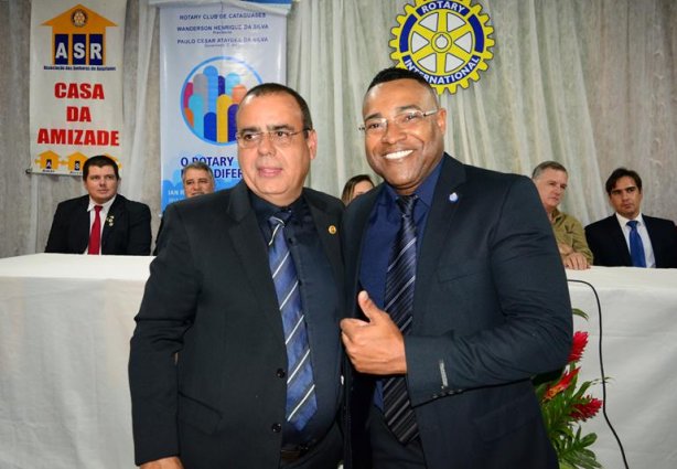 Oder Ferreira, vice-presidente e Wanderson Henrique, presidente do Rotary após serem empossados em novo mandato