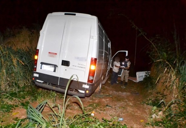 O carro utilizado na entrega da mercadoria ficou abandonado em uma estrada vicinal com os funcionários da empresa