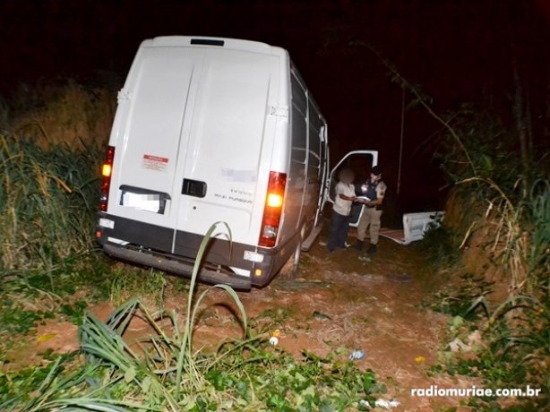 O carro utilizado na entrega da mercadoria ficou abandonado em uma estrada vicinal com os funcion&aacute;rios da empresa