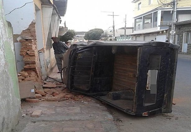 A caminhonete tombou após perder o freio em uma ladeira e parou após bater no muro de uma residência