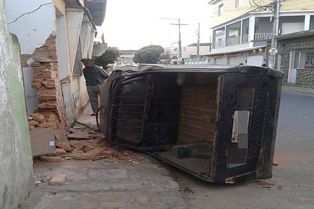 A caminhonete tombou ap&oacute;s perder o freio em uma ladeira e parou ap&oacute;s bater no muro de uma resid&ecirc;ncia