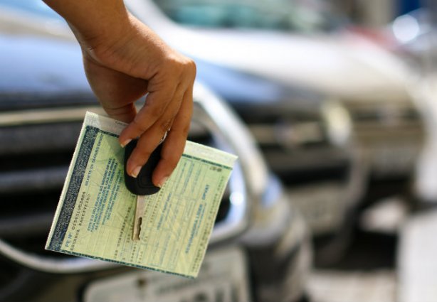 O CRLV é de uso obrigatório para o motorista, mas se o agente da lei tiver meios de conferir se o veículo está licenciado, não cabe multa