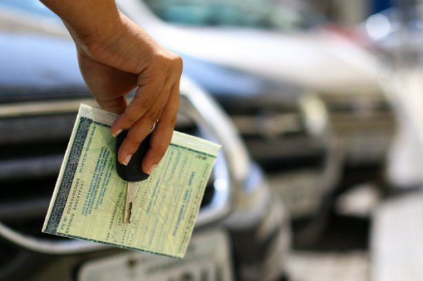 O CRLV &eacute; de uso obrigat&oacute;rio para o motorista, mas se o agente da lei tiver meios de conferir se o ve&iacute;culo est&aacute; licenciado, n&atilde;o cabe multa