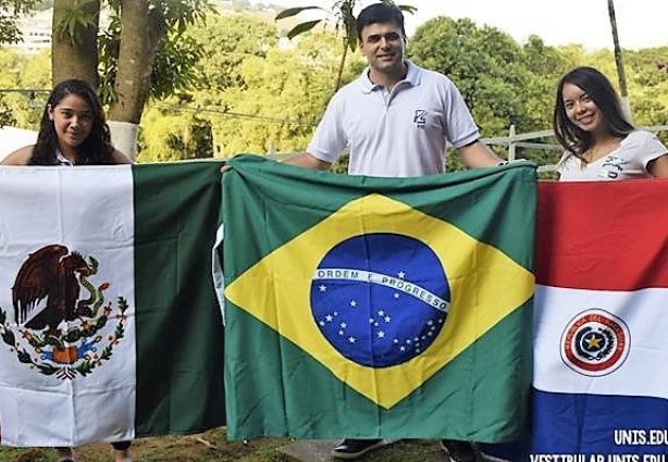 Ao centro o diretor da FIC, Valmir Gonçalves, com as alunas que acabam de chegar a Cataguases