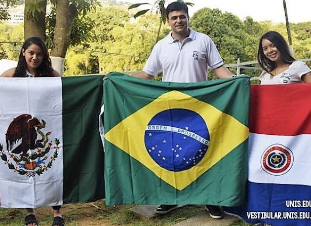 Ao centro o diretor da FIC, Valmir Gon&ccedil;alves, com as alunas que acabam de chegar a Cataguases