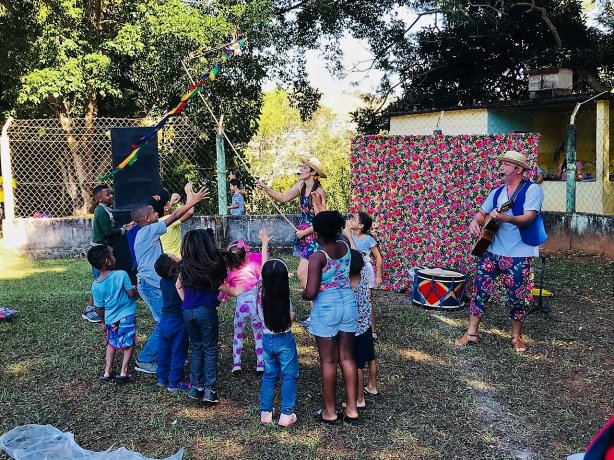 A crian&ccedil;ada divertiu bastante com o teatro do projeto &quot;Z&eacute; da Luz&quot; e com as pipas que puderam soltar &agrave; vontade