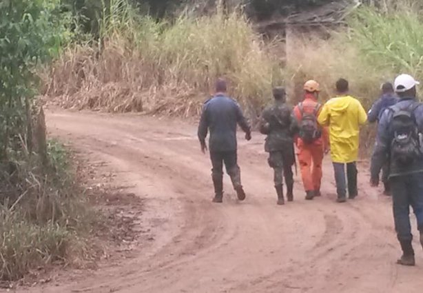 Militares do Corpo de Bombeiros, Polícia Militar e membros da Defesa Civil ajudaram na operação de localização do idoso