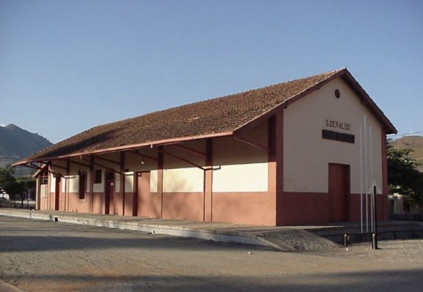 A estação ferroviária de São Geraldo, reformada, e um dos cartões postais da cidade