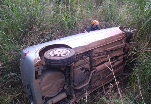 Com a colisão, o Chevrolet Meriva saiu da pista e capotou até parar em um pasto ao lado da rodovia