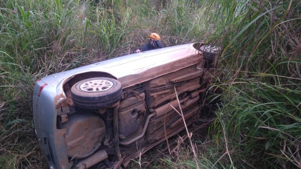 Com a colis&atilde;o, o Chevrolet Meriva saiu da pista e capotou at&eacute; parar em um pasto ao lado da rodovia