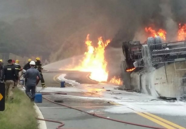 Pelo menos duas explosões foram ouvidas no local do acidente