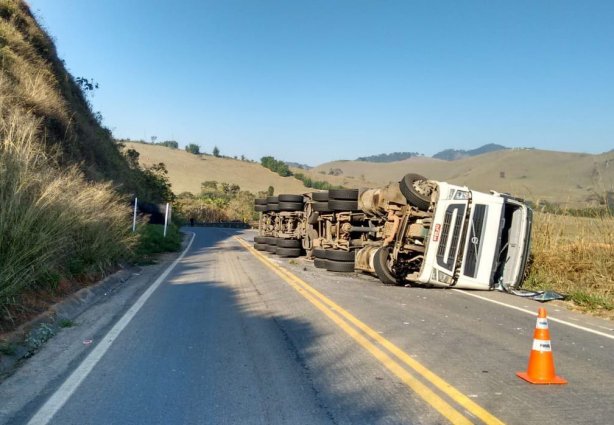 Até o início da noite a carreta continuava tombada à margem da rodovia 