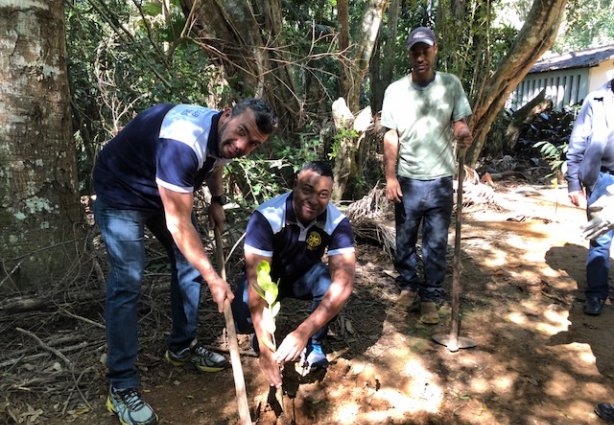 Após a homenagem, o presidente do Rotary de Cataguases, Wanderson Silva e seu colega de clube, José Ricardo, plantam uma muda frutífera