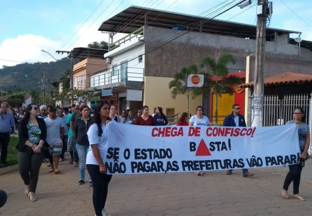 Os servidores da Prefeitura de Dona Euzébia fizeram uma passeata em protesto ao atraso nos repasses para o município