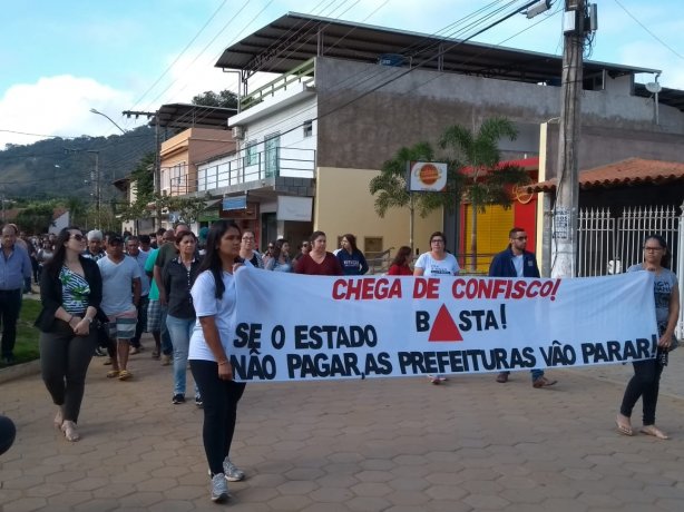 Os servidores da Prefeitura de Dona Euz&eacute;bia fizeram uma passeata em protesto ao atraso nos repasses para o munic&iacute;pio