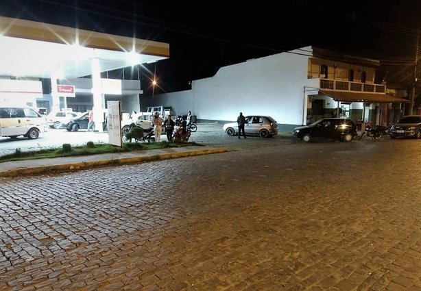 No Posto Pampulha, saída para Miraí, a fila era formada por cerca de cinquenta carros