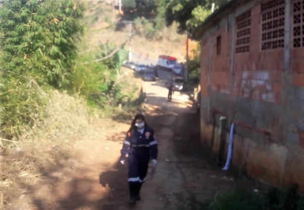 Equipe do SAMU prestou atendimento à vitima após a liberação do corpo pela perícia técnica