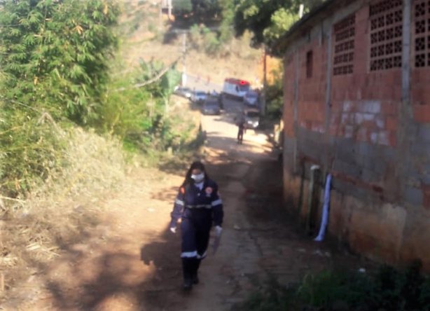 Equipe do SAMU prestou atendimento &agrave; vitima ap&oacute;s a libera&ccedil;&atilde;o do corpo pela per&iacute;cia t&eacute;cnica