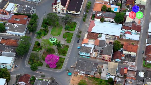 Vista a&eacute;rea da regi&atilde;o central de Pirapetinga, munic&iacute;pio mineiro na divisa com o estado do Rio de Janeiro