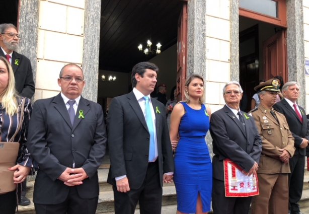 Autoridades se reuniram em frente ao Paço Municipal para a tradicional Hora Cívica