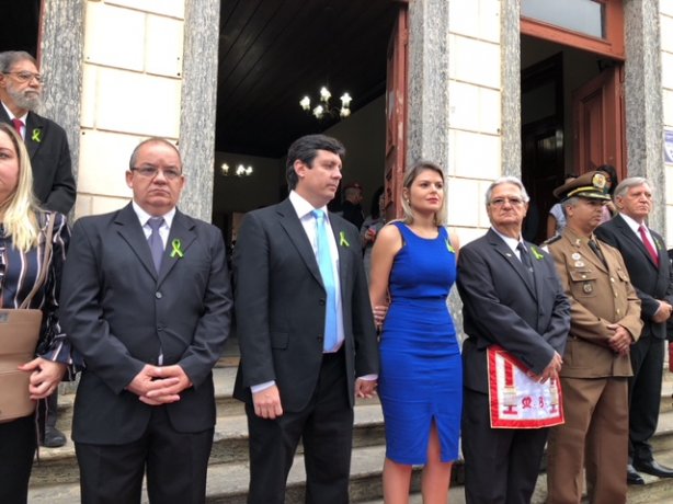 Autoridades se reuniram em frente ao Pa&ccedil;o Municipal para a tradicional Hora C&iacute;vica