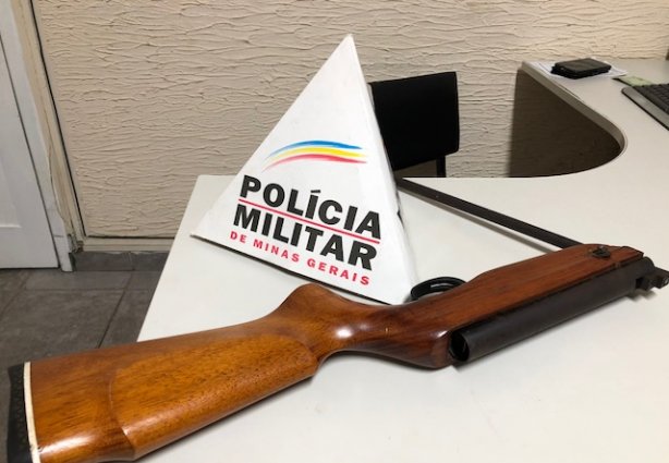 A espingarda de chumbinho foi apreendida pela Polícia Militar