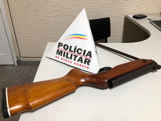 A espingarda de chumbinho foi apreendida pela Pol&iacute;cia Militar