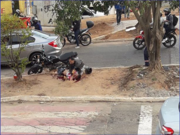 Em Ub&aacute;, pai e filho foram alvejados no meio da rua em cima de uma motocicleta