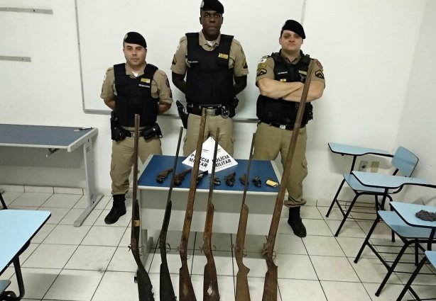 As armas foram apreendidas e entregues na Delegacia de Polícia em Leopoldina