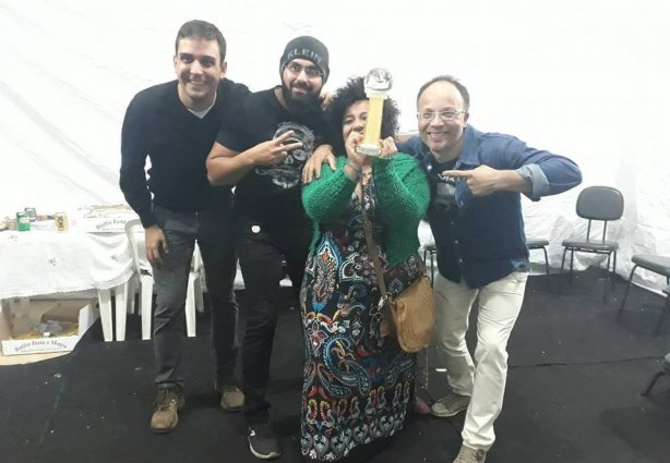 Thaylis e sua banda com o tão desejado troféu de vencedora de um dos principais festivais de música do país