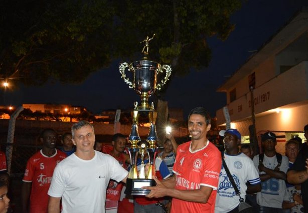 José Vitor, secretário de Esportes, entrega o troféu de campeão ao Ajax, que comemorou muito a conquista