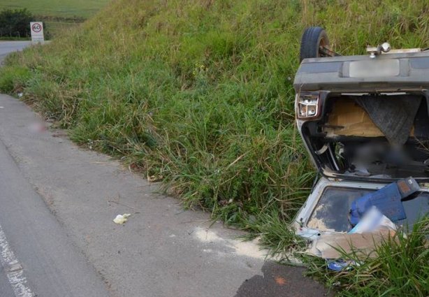 O condutor perdeu o controle da direção do veículo que capotou em seguida