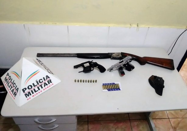 Den&uacute;ncia de que ladr&otilde;es planejavam roubar as armas levaram a PM at&eacute; l&aacute;