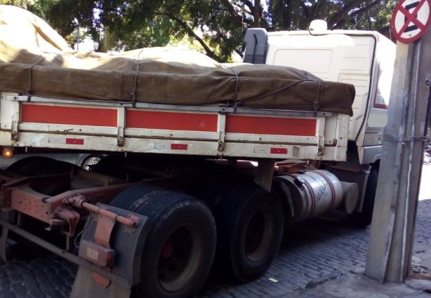 A quina direita da carroceria da carreta bateu contra o poste e obrigou o motorista a fazer manobra pra completar a curva