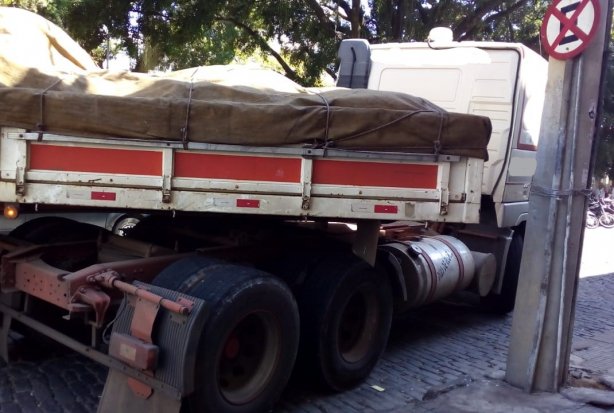 A quina direita da carroceria da carreta bateu contra o poste e obrigou o motorista a fazer manobra pra completar a curva