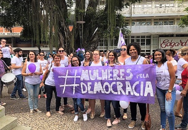 A manifestação encabeçada pelas mulheres contou com participação de muitos homens