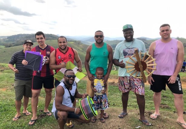 No ponto mais alto do Bairro Leonardo, as pessoas se reúnem para soltar pipa, relaxar e curtir a bela paisagem que o local oferece