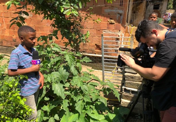 Ícaro e o repórter cinematográfico Flávio Christo na horta instantes antes de começar a gravar