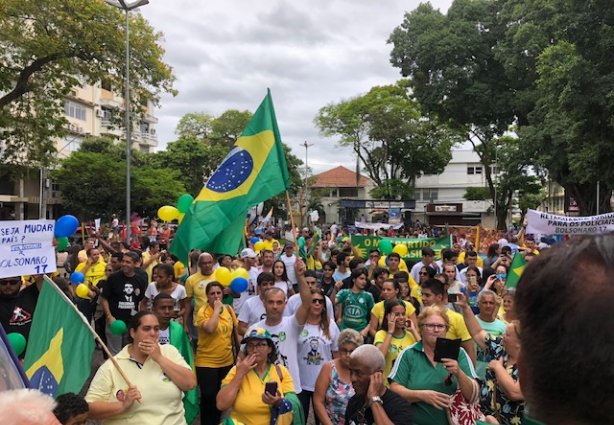 A concentração final na praça Rui Barbosa contou com discursos e o Hino Nacional