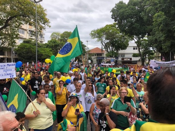 A concentra&ccedil;&atilde;o final na pra&ccedil;a Rui Barbosa contou com discursos e o Hino Nacional