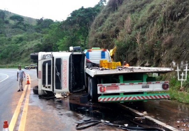 A maior parte da carga da carreta se espalhou pela margem da rodovia e a limpeza da pista só terminou de madrugada