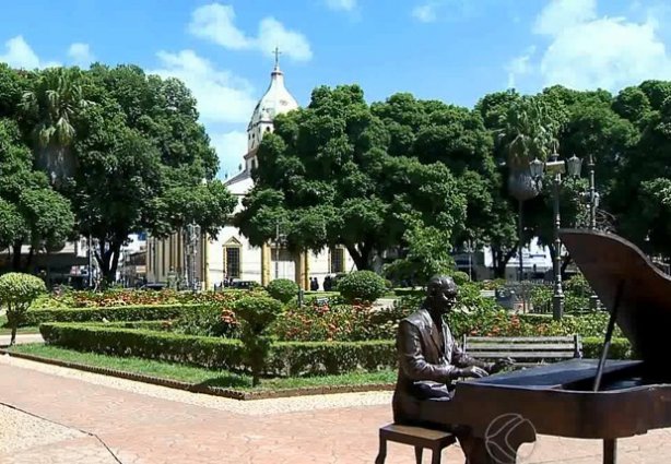 Praça de Ubá que homenageia seu filho famoso: Ari Barroso (Foto: Reprodução TV Integração)