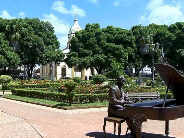 Pra&ccedil;a de Ub&aacute; que homenageia seu filho famoso: Ari Barroso (Foto: Reprodu&ccedil;&atilde;o TV Integra&ccedil;&atilde;o)