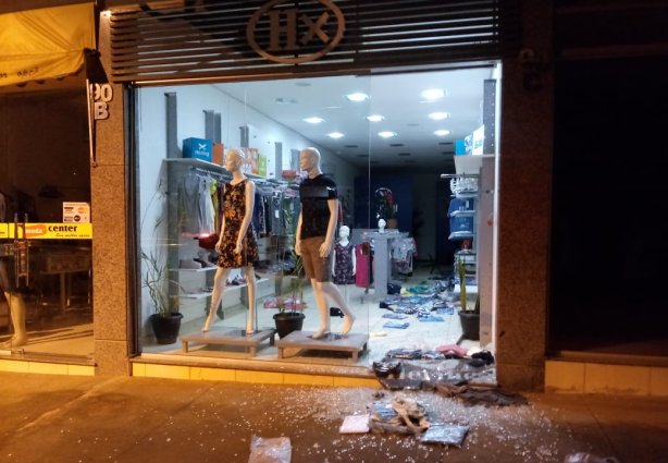 Os ladrões quebraram o vidro da vitrine para entrar na loja e roubar diversas peças de roupa